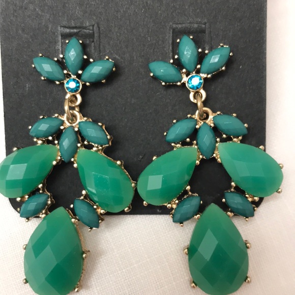 No name brand beautiful trendy, chandelier earrings. - Picture 2 of 5